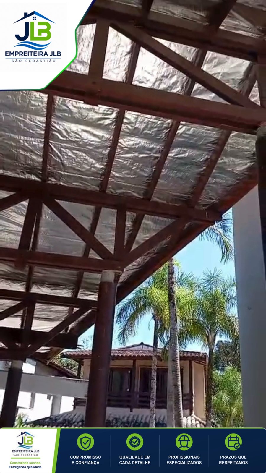 Estrutura e cobertura da academia antes da instalação do forro de madeira