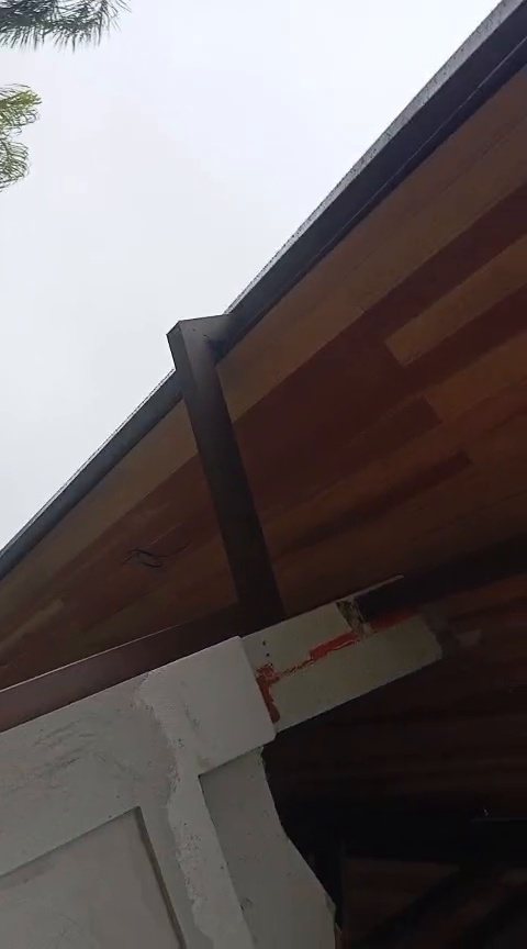 Vista atualizada da cobertura e do beiral de madeira