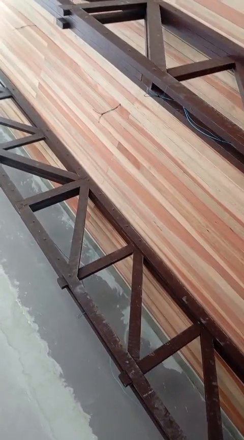 Vista estável do forro de madeira entre os apoios da cobertura