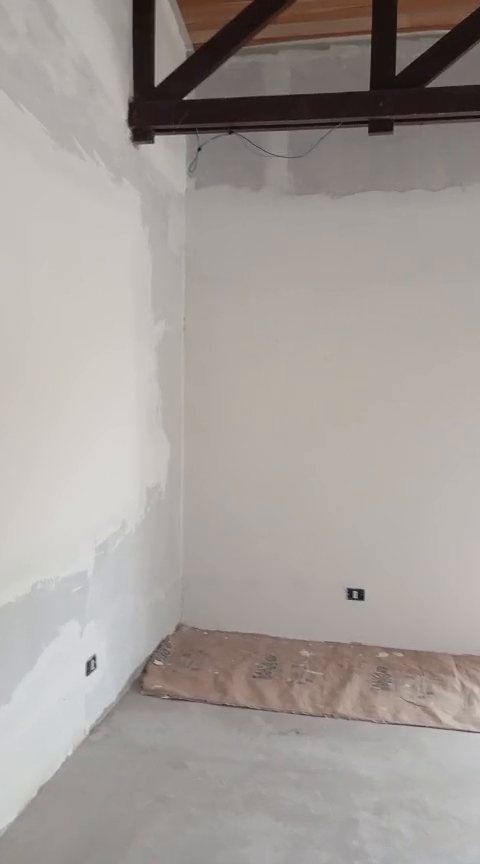 Detalhe das paredes em preparação no encontro com a cobertura