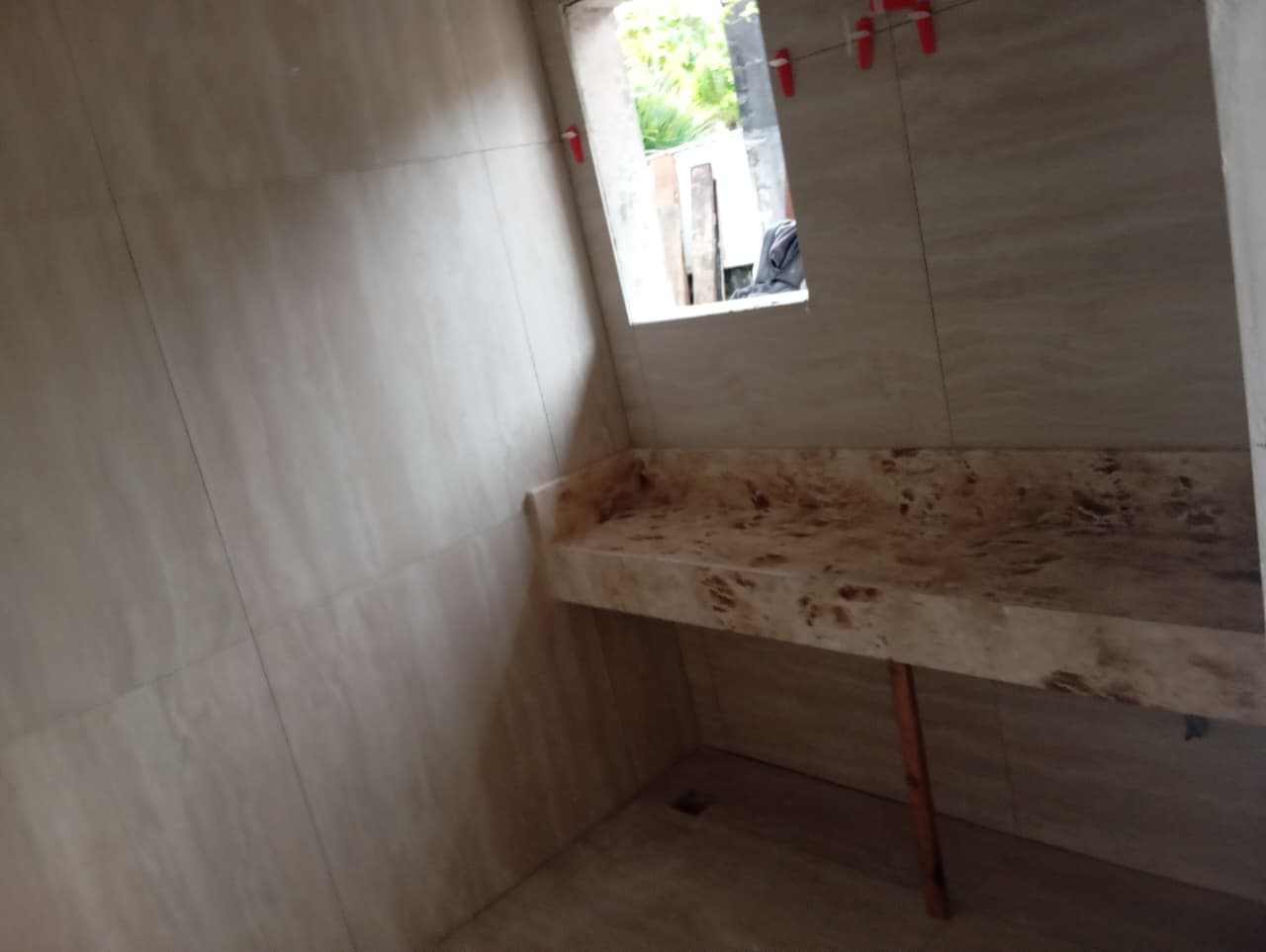 Bancada do banheiro durante a instalação e os acabamentos