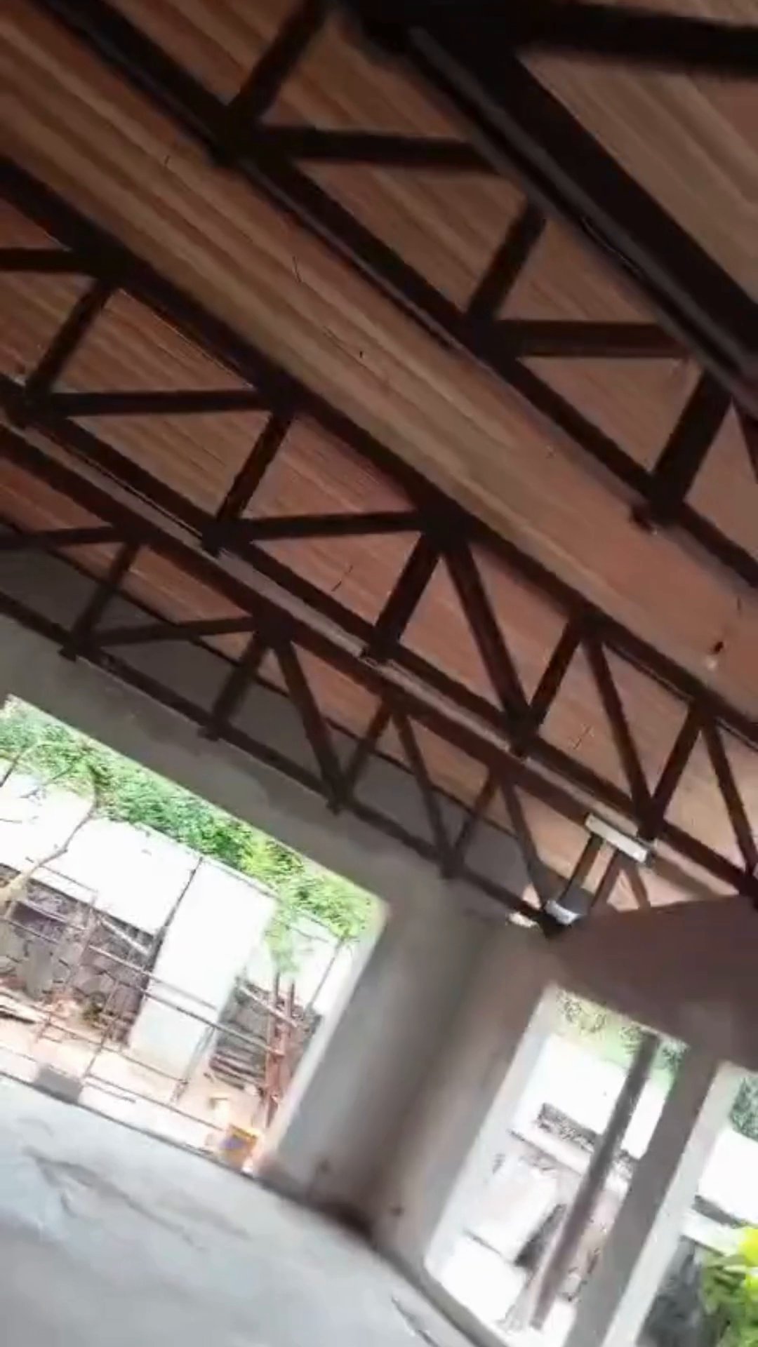 Vista interna da academia e sala de jogos com o forro de madeira instalado