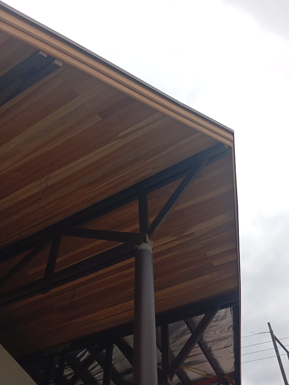 Detalhe externo do beiral e do forro de madeira da academia