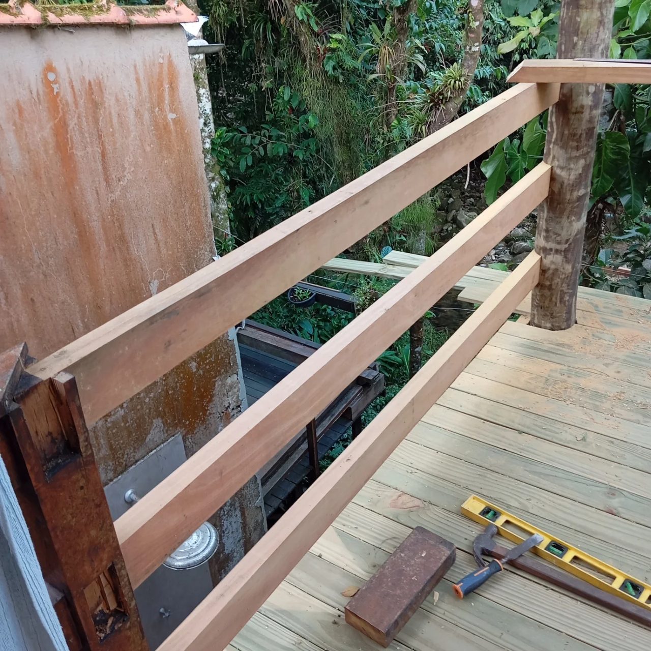 Detalhe do guarda-corpo de madeira no deck externo