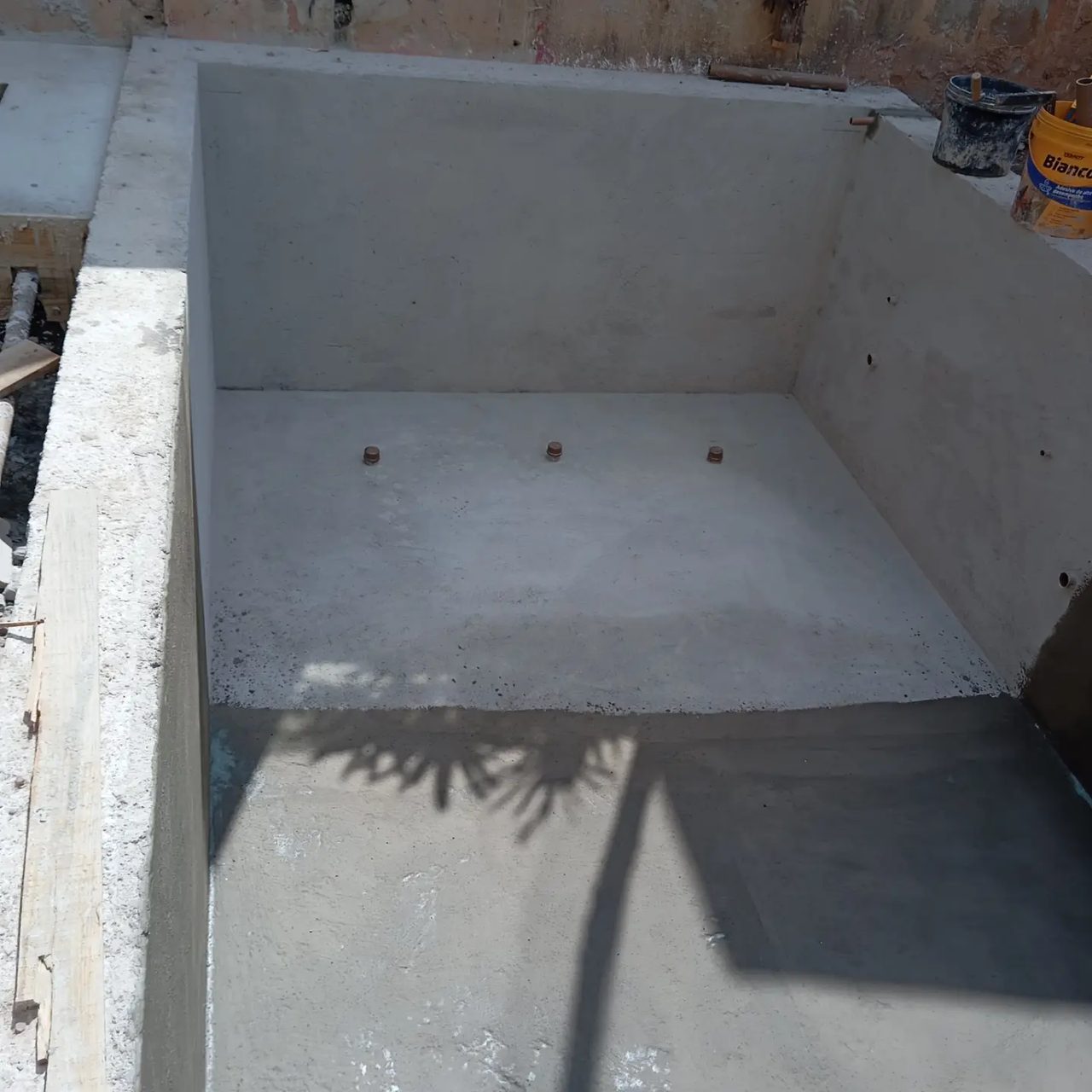 Estrutura de piscina residencial em construção