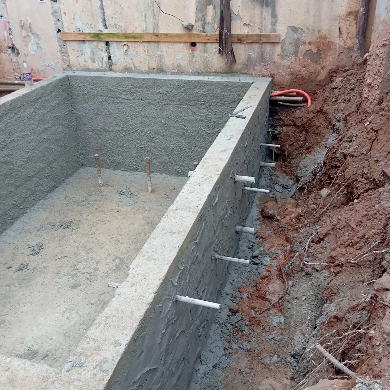 Paredes da piscina de concreto em fase estrutural
