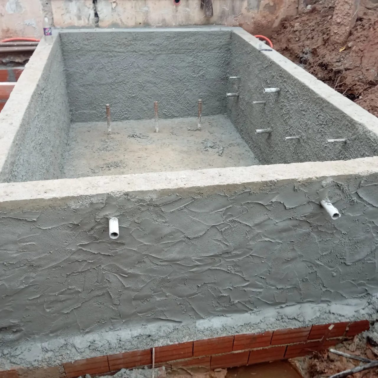 Interior da piscina com pontos hidráulicos instalados