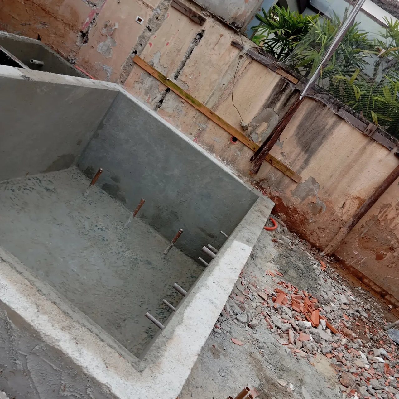 Outro ângulo do interior da piscina durante a construção