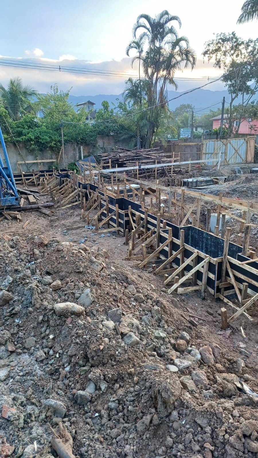 Formas complexas de madeirite plastificado com escoramento lateral