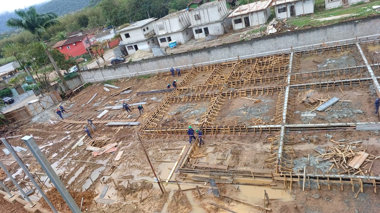 Equipe e canteiro de uma construção executada pela Empreiteira JLB