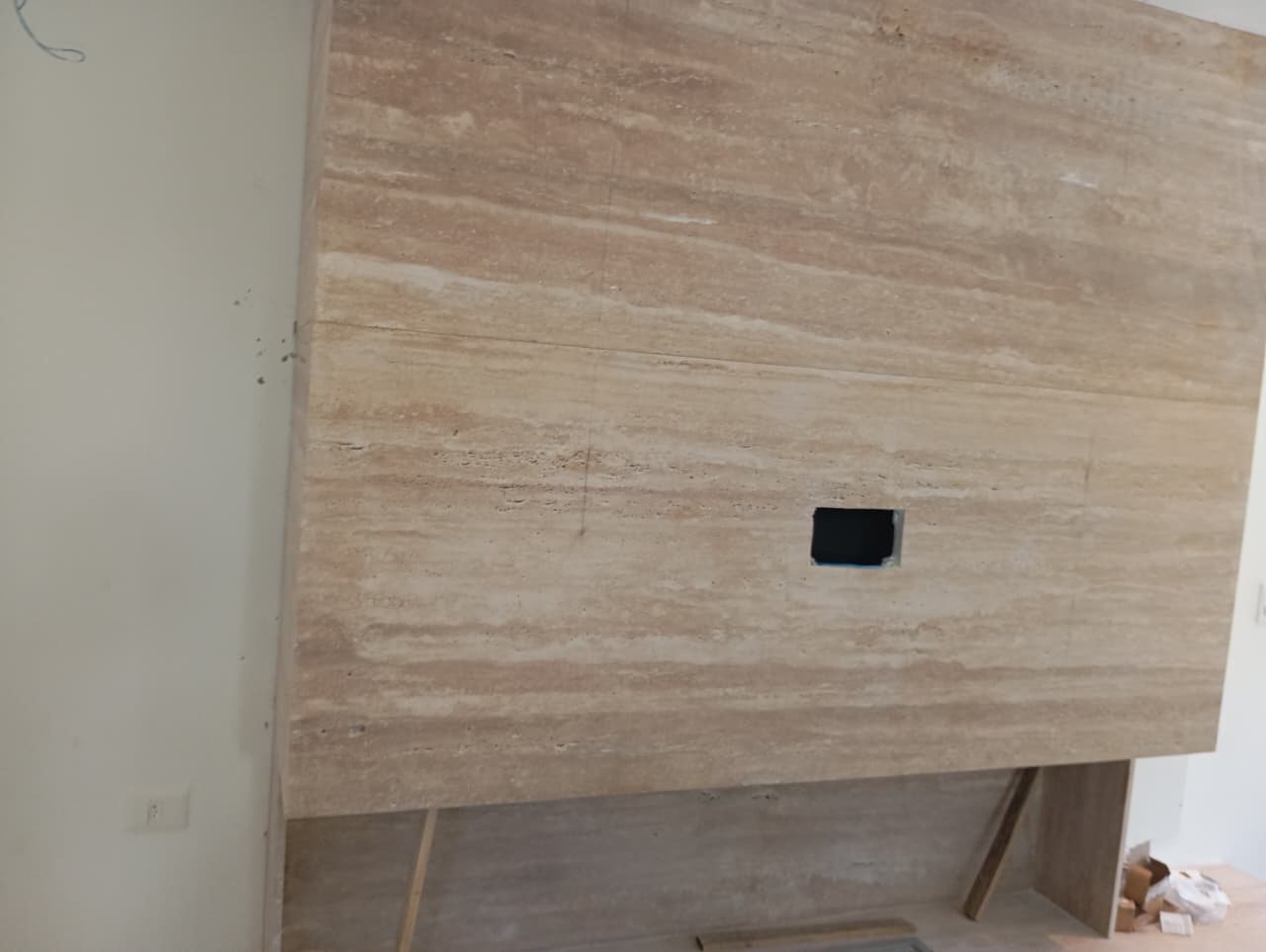 Outro ângulo do painel de revestimento da lareira na casa 6 do Enseada 2