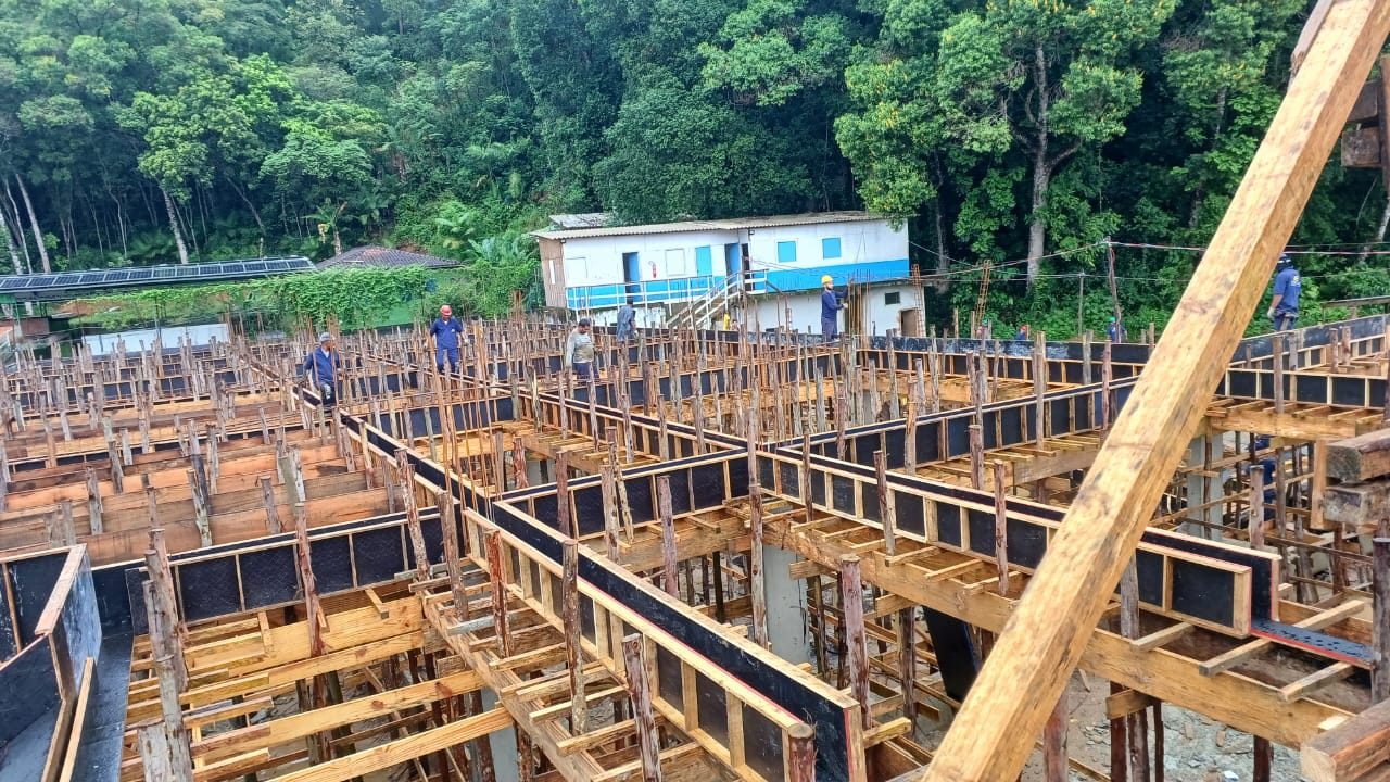 Equipe em uma obra real da Empreiteira JLB, durante a montagem da estrutura