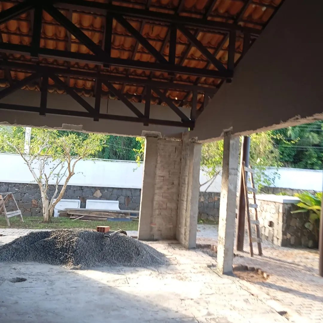 Ambiente coberto em fase de construção executado pela Empreiteira JLB