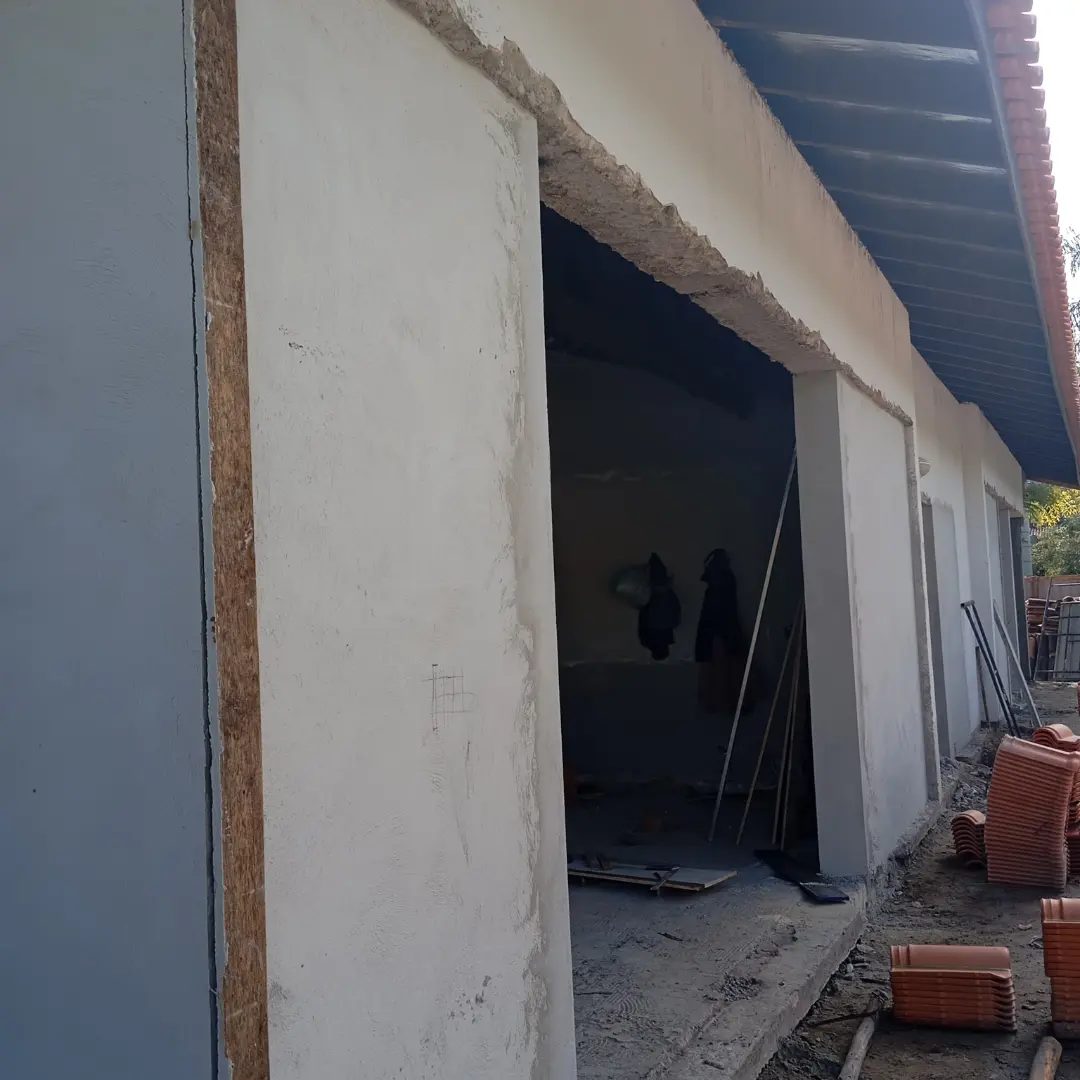 Ambiente em fase de preparação e acabamento durante obra da Empreiteira JLB