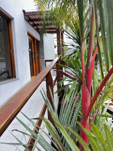Detalhe do guarda-corpo de madeira e dos arremates junto à entrada do Palulu Flat