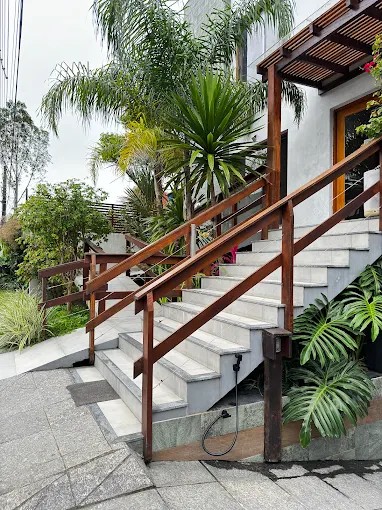 Escadaria de acesso ao Palulu Flat com guarda-corpo de madeira junto à vegetação
