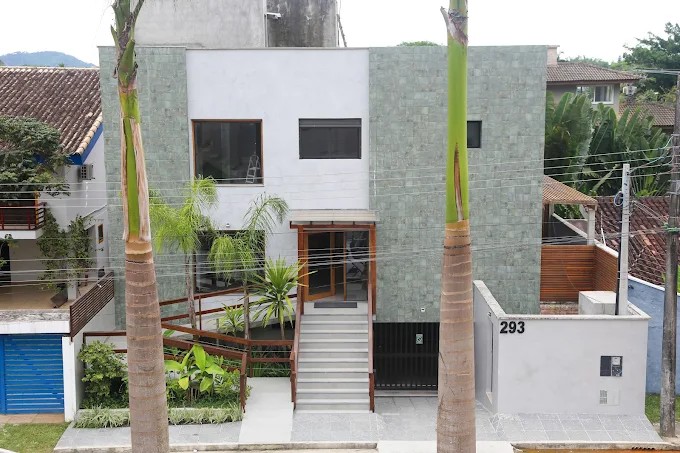 Fachada frontal do Palulu Flat com escadaria, guarda-corpo de madeira e identificação do número 293