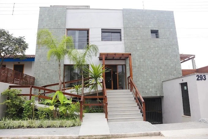 Outro ângulo da fachada revestida e da escadaria de entrada do Palulu Flat