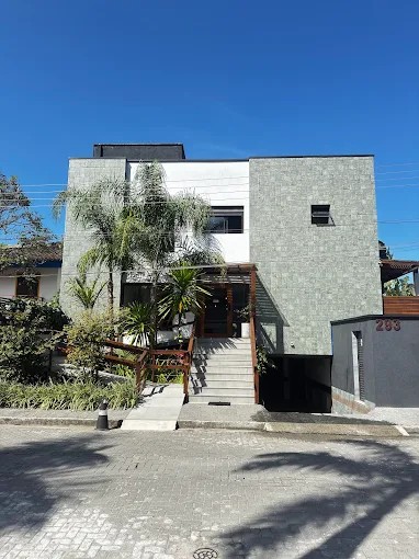 Palulu Flat visto da Rua Bartolomeu Bueno, em Juquehy, com acesso frontal e entrada da garagem