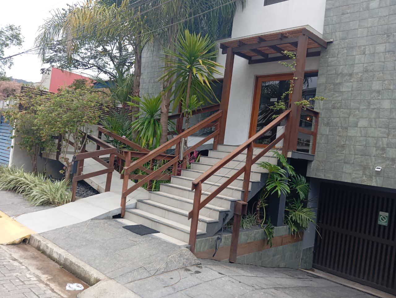 Entrada e fachada atual do Palulu Flat, na Rua Bartolomeu Bueno, nº 293, em Juquehy