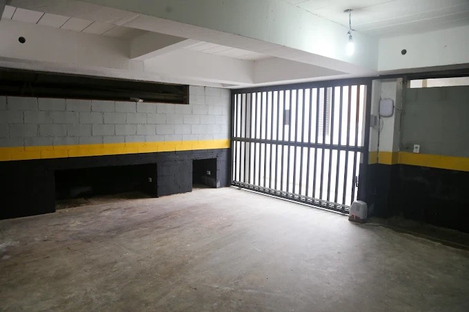 Área interna da garagem do Palulu Flat junto ao portão de acesso