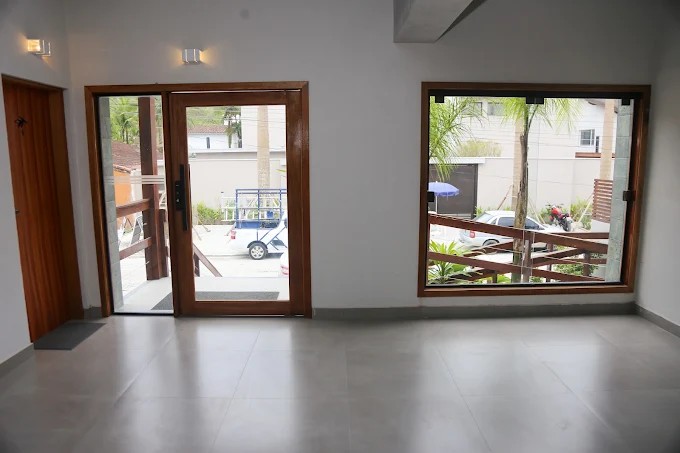 Ambiente interno do Palulu Flat com esquadrias amplas e vista para o acesso frontal