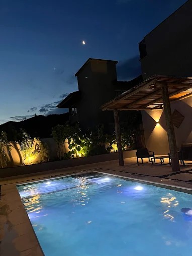 Registro noturno da piscina e da iluminação da área de lazer do Palulu Flat