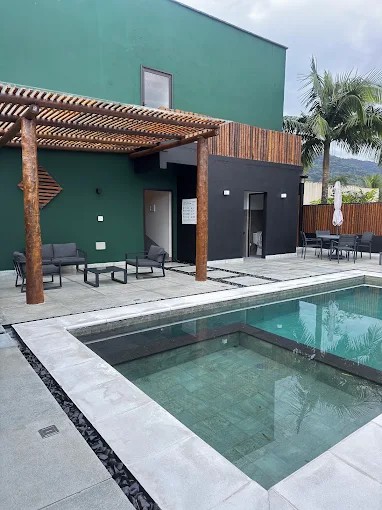 Outro ângulo da piscina do Palulu Flat e da área coberta por pergolado