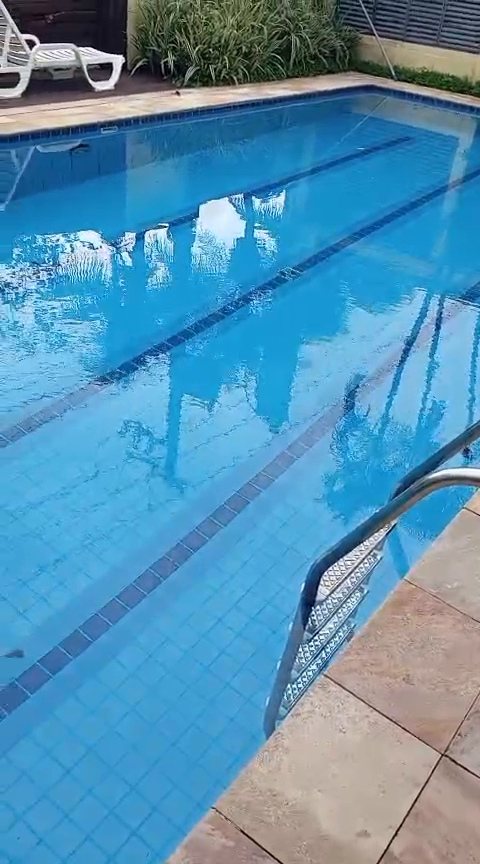 Piscina em uso no Condomínio Porto de Maré durante a visita registrada por José