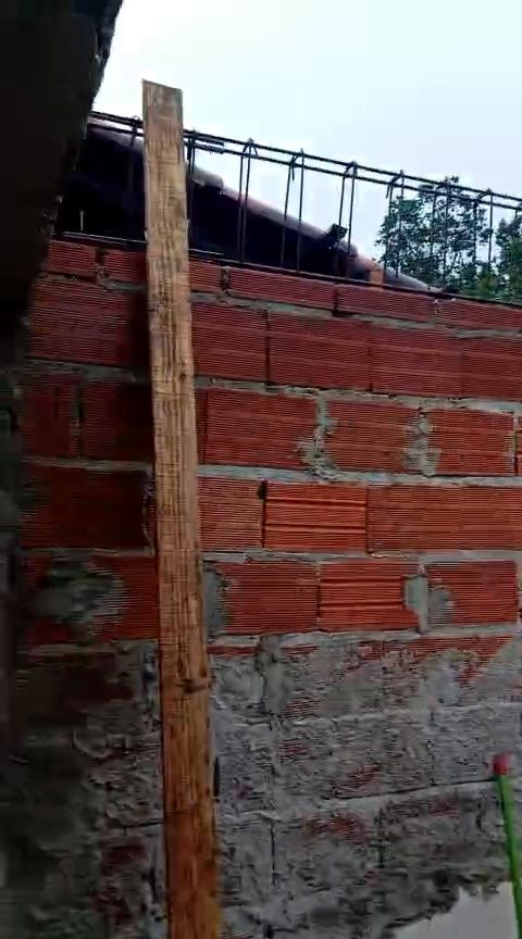 Alvenaria de tijolos e armaduras no início da reforma da suíte