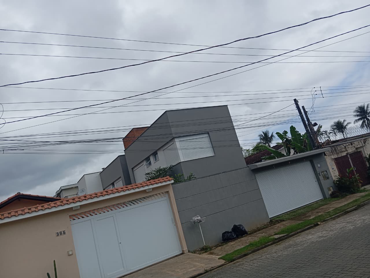 Vista externa da residência particular em Juquehy identificada por José como obra de 2020