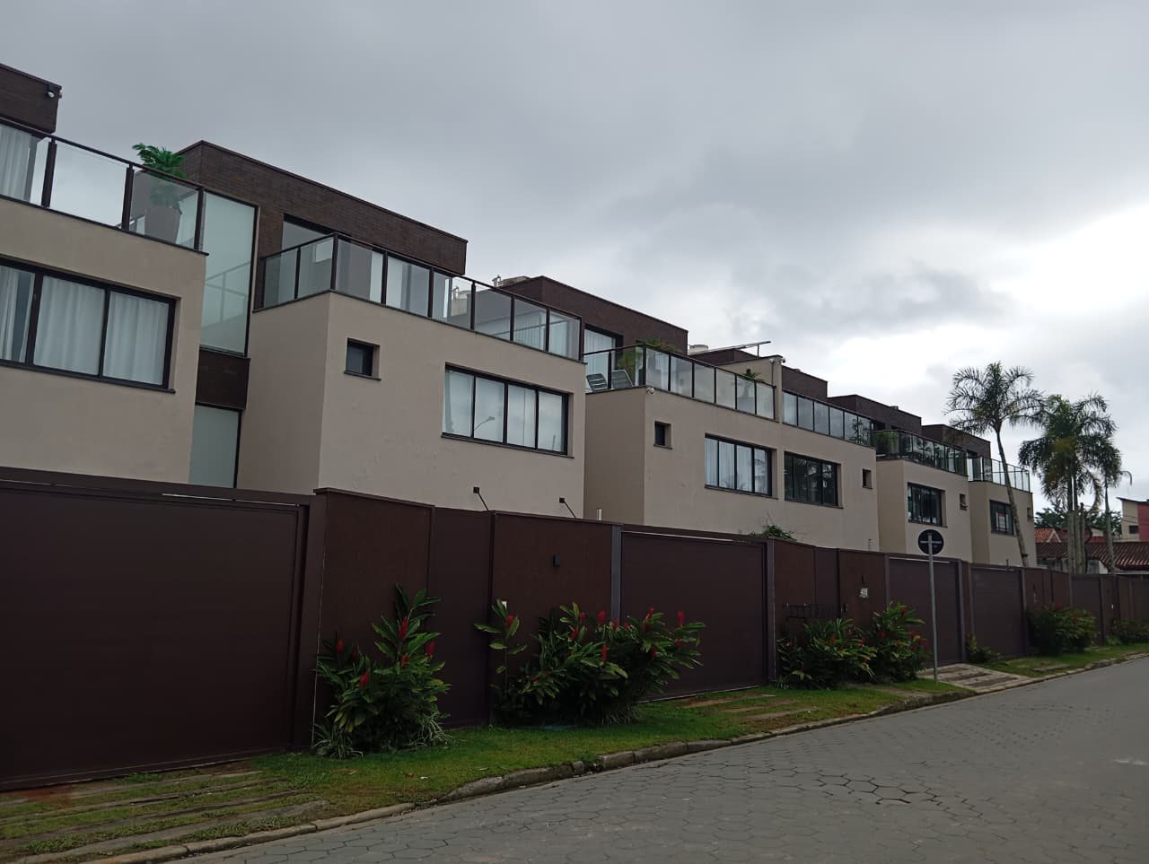 Vista do conjunto de seis casas construídas em frente ao campo de Juquehy