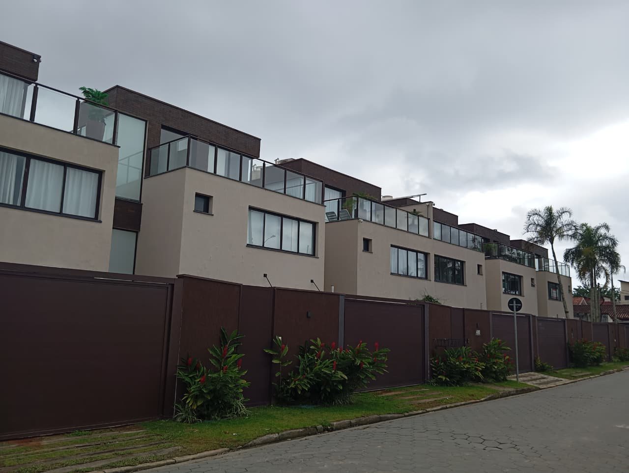 Outro ângulo das fachadas, terraços e fechamentos do conjunto de seis casas