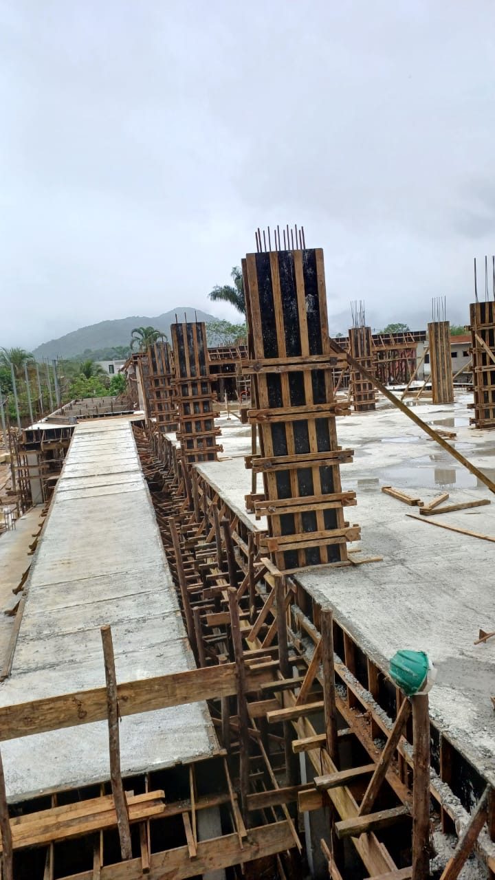 Formas de pilares montadas sobre laje concretada